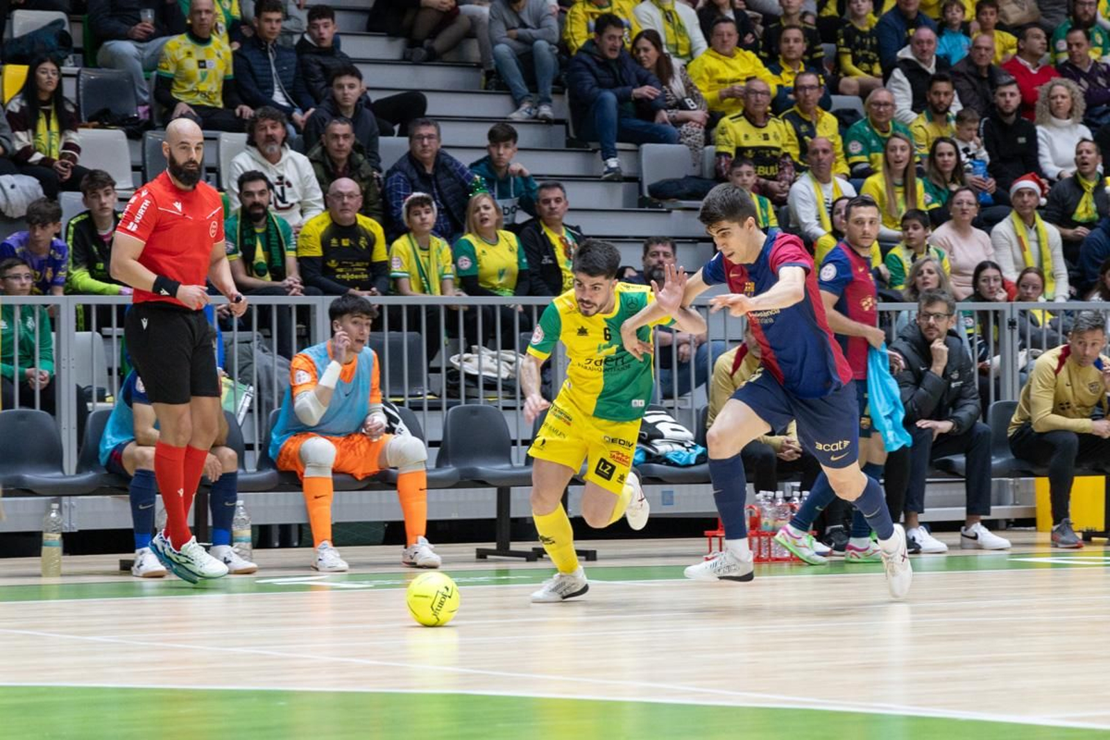 La fiesta amarilla en la goleada del Jaén FS al Barça, en imágenes La fiesta amarilla en la goleada del Jaén FS al Barça, en imágenes