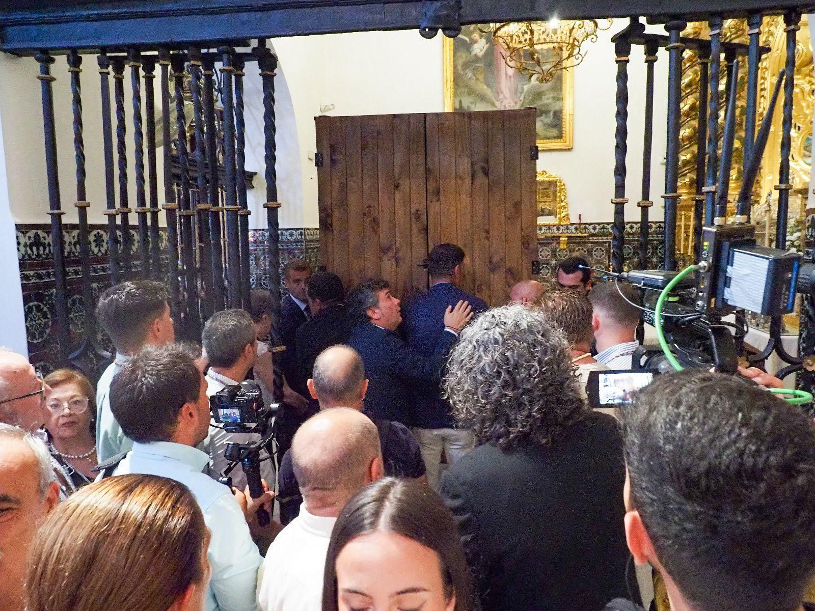 Imágenes de la multitudinaria despedida de la Virgen de la Bella en Lepe antes de la Magna, emulando la de 1954