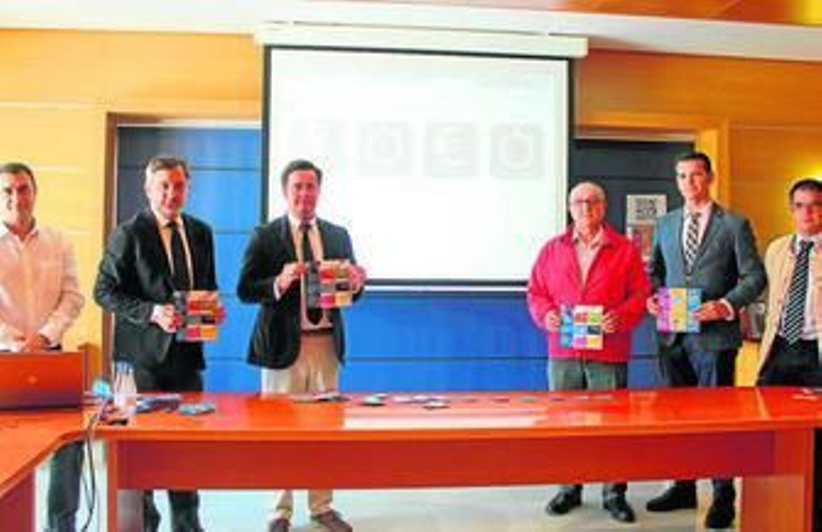 Francisco Góngora y Ángel Escobar presentaron ayer la nueva app móvil.