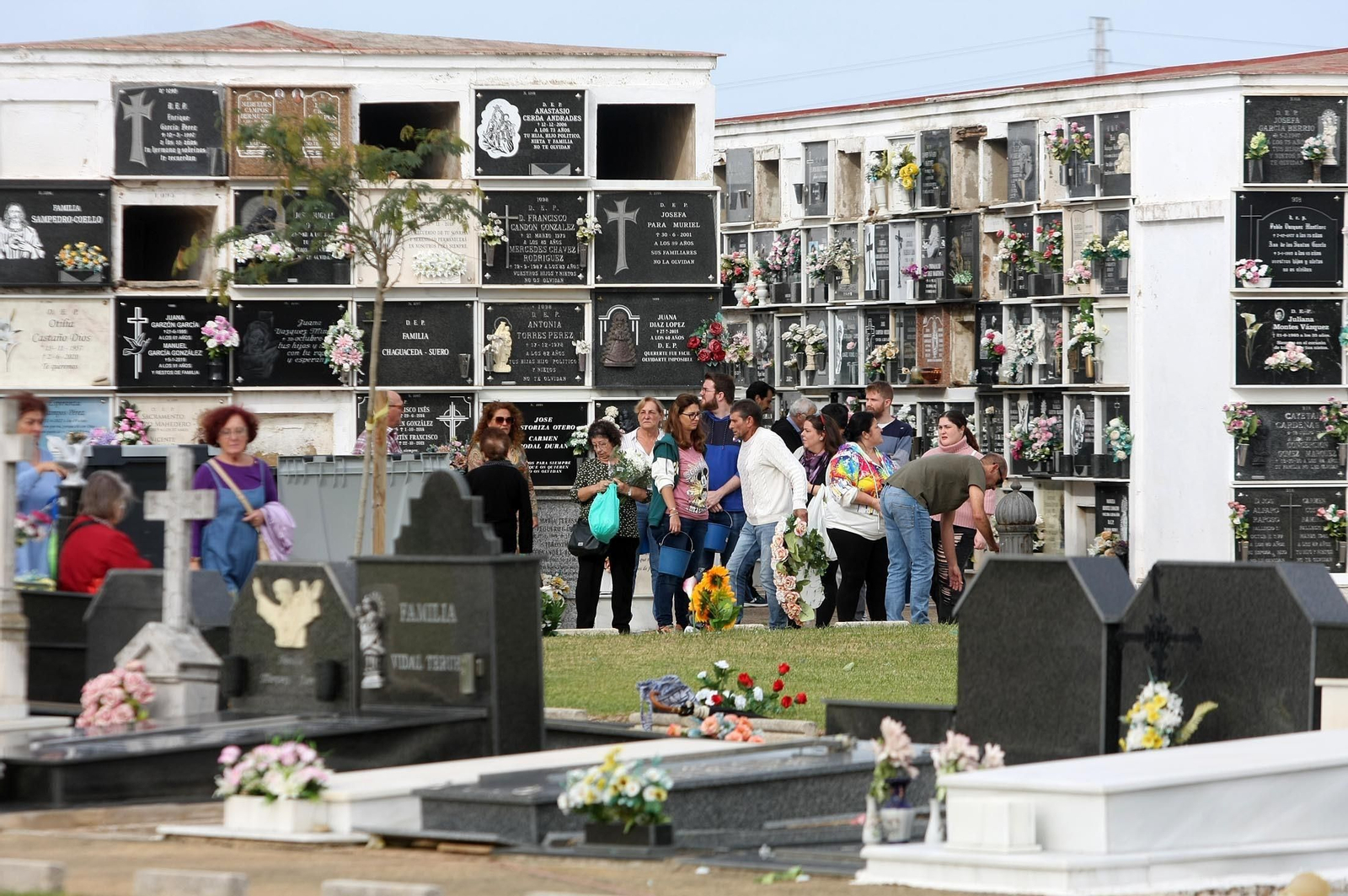 Imágenes del ambiente en el cementerio La Soledad, Huelva
