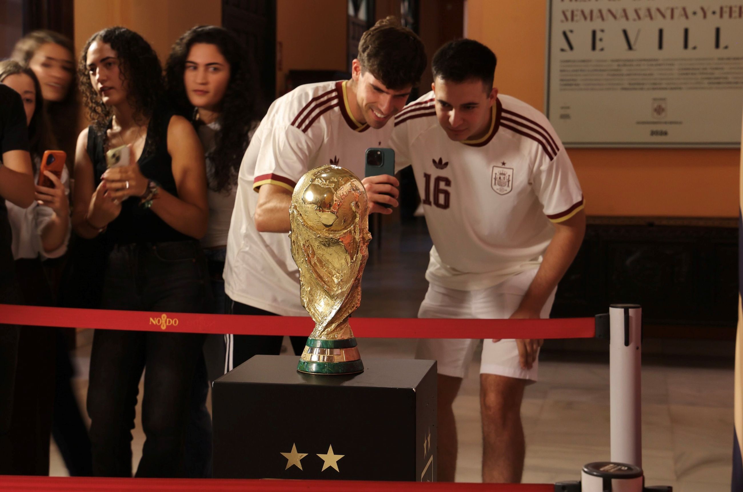 Una hora de espera en el Ayuntamiento por la foto con la Copa del Mundo: "Claro que ha merecido la pena"