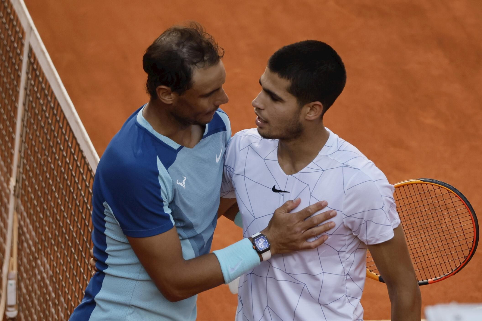 Rafa Nadal felicita a Carlos Alcaraz tras la final del Open de Madrid.