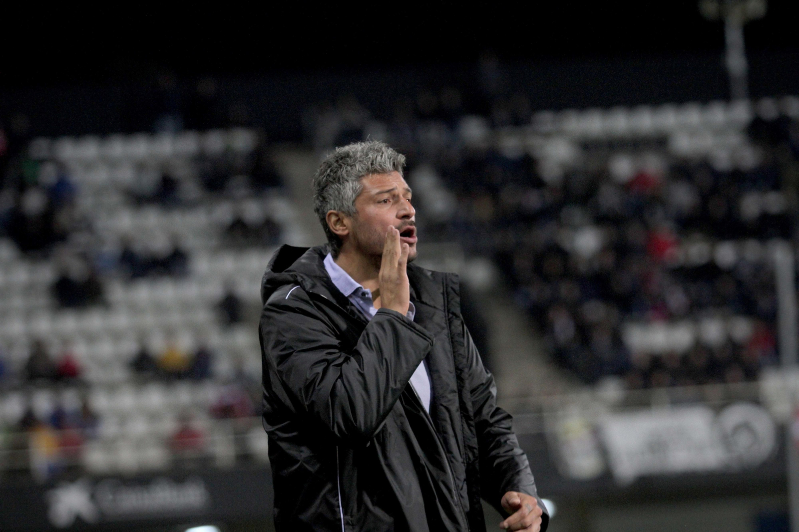 Gustavo Munúa, entrenador del FC Cartagena, da instrucciones