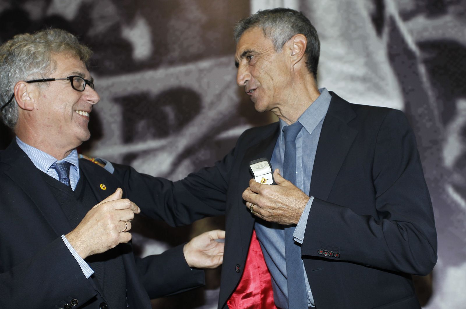 Entrega del Dorsal del Leyenda del Sevilla a Antonio Álvarez