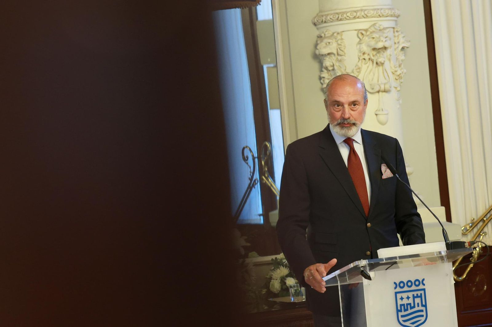 El Ayuntamiento de Málaga incorpora el retrato de Alarcón Luján a la galería de alcaldes, en imágenes