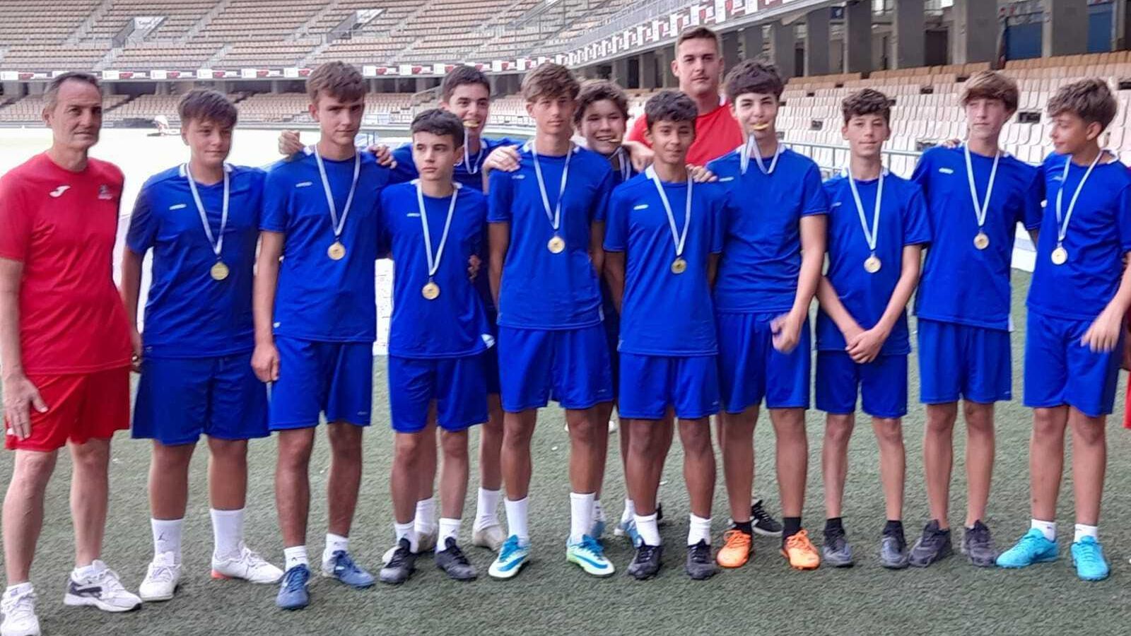 Entrega de medallas a un grupo de mayores.