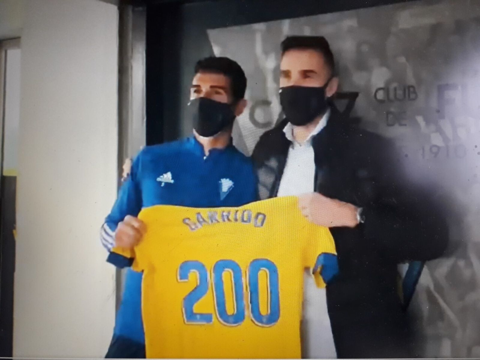 Garrido y Cifuentes posan con la camiseta.