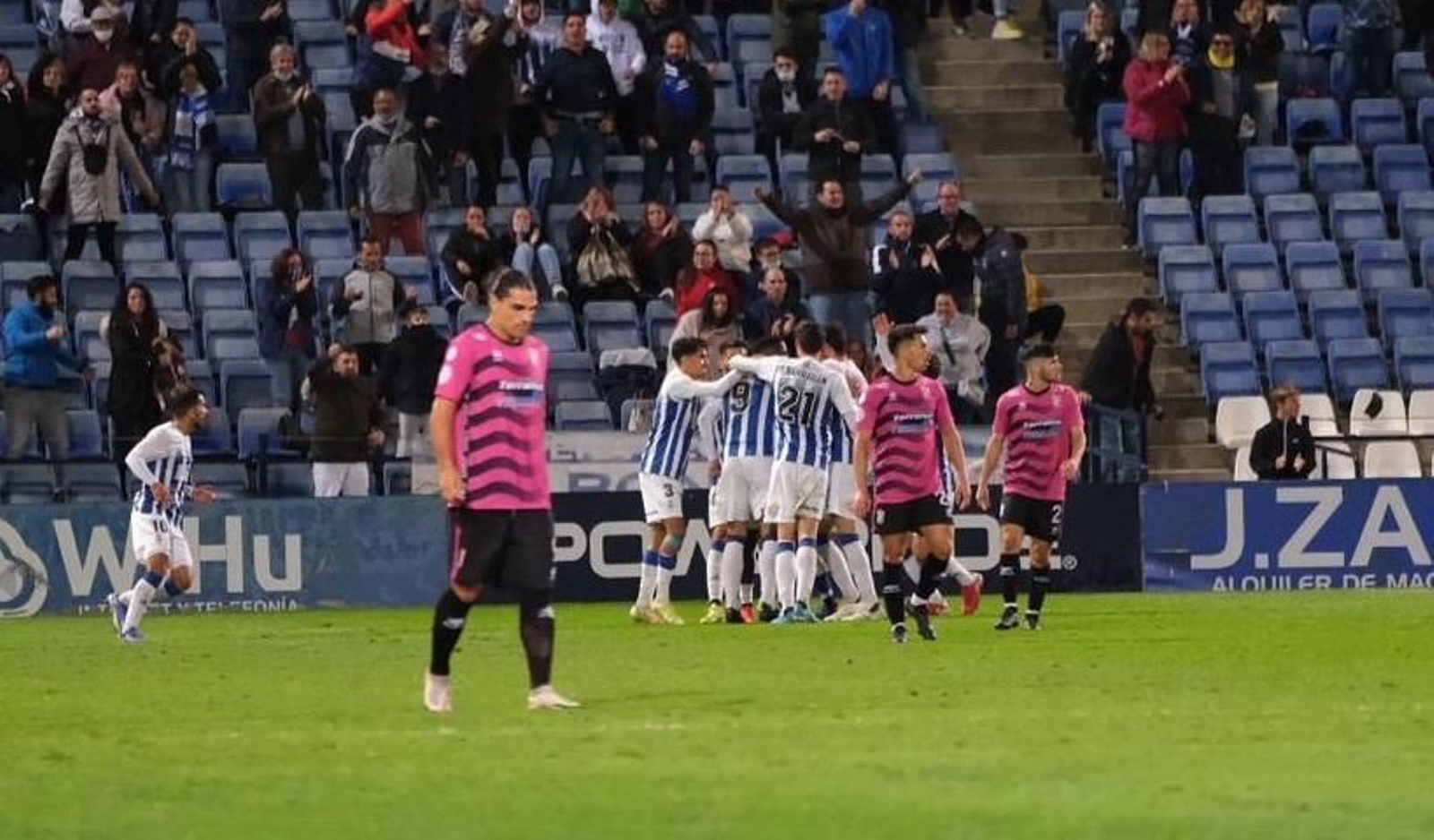 Los jugadores del Recre celebran el empate de Juan Delgado. Los jugadores del Recre celebran el empate de Juan Delgado.