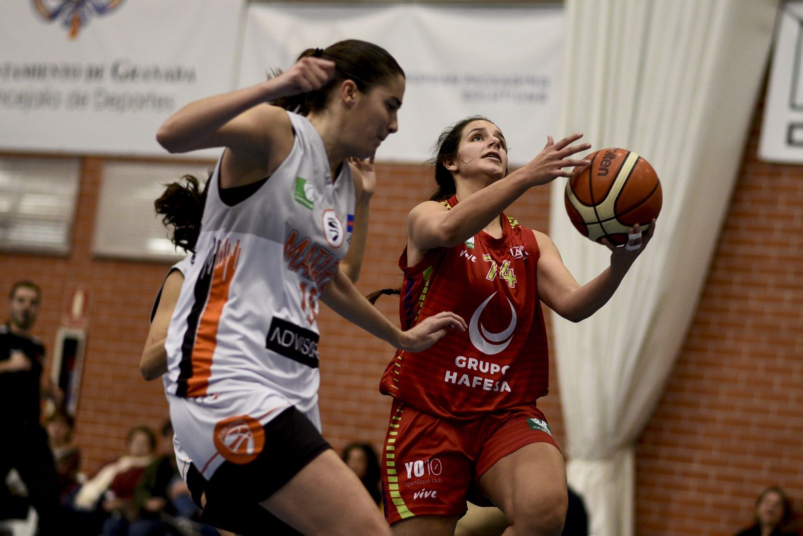 Carmen Mir entra a canasta en un partido de la pasada temporada.