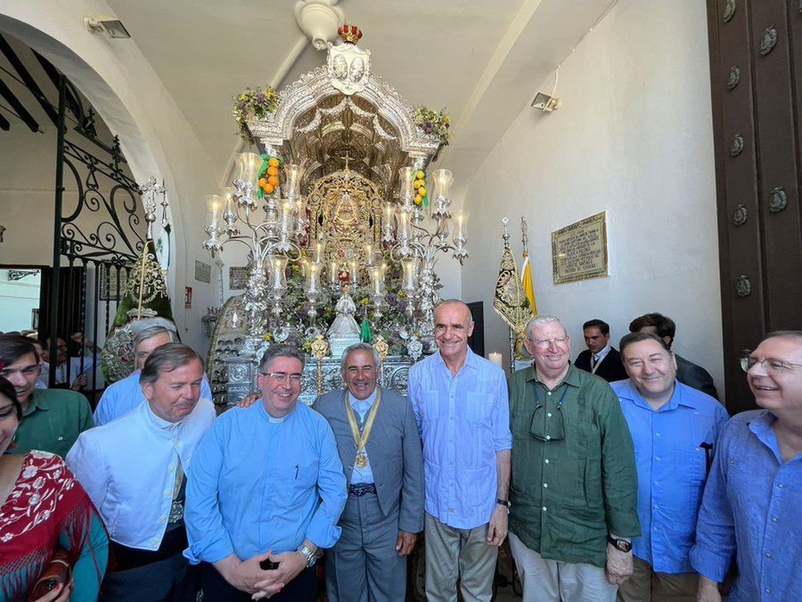Un momento de la visita institucional a la Hermandad de Triana.
