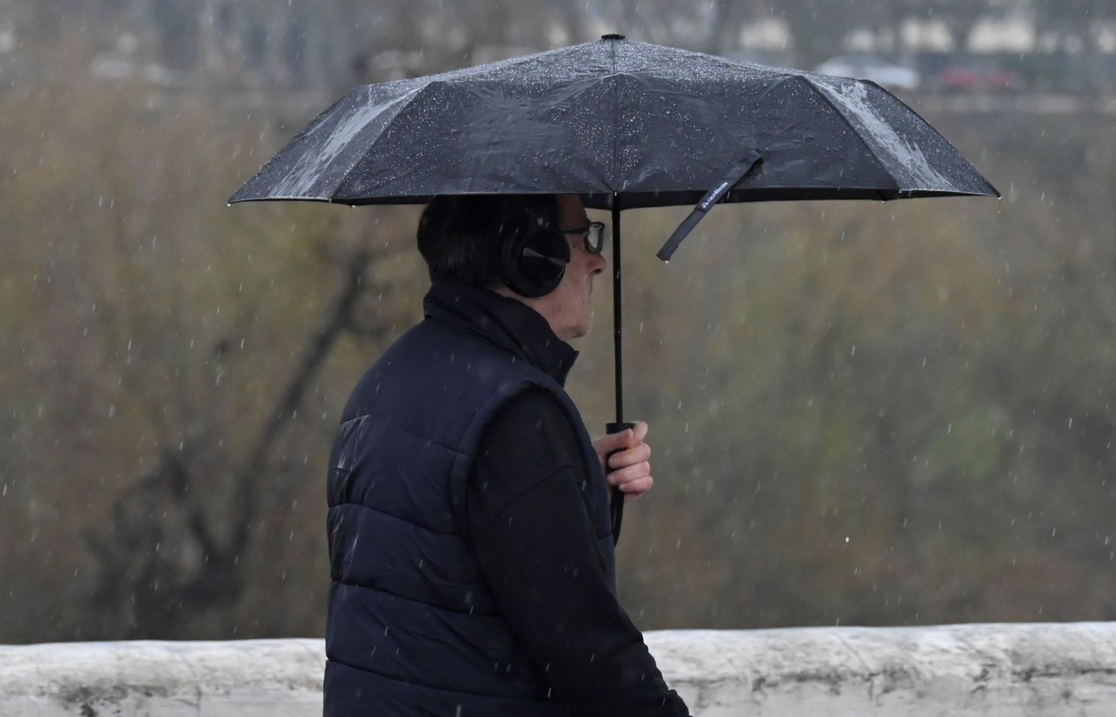 Las imágenes del Día de Andalucía pasado por agua en Córdoba