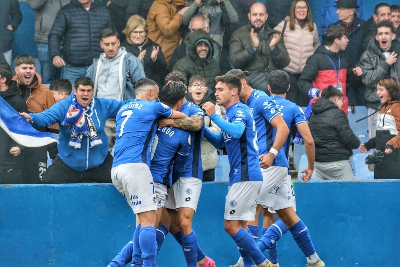 Los jugadores azulillos se abrazan tras un gol en Linarejos.