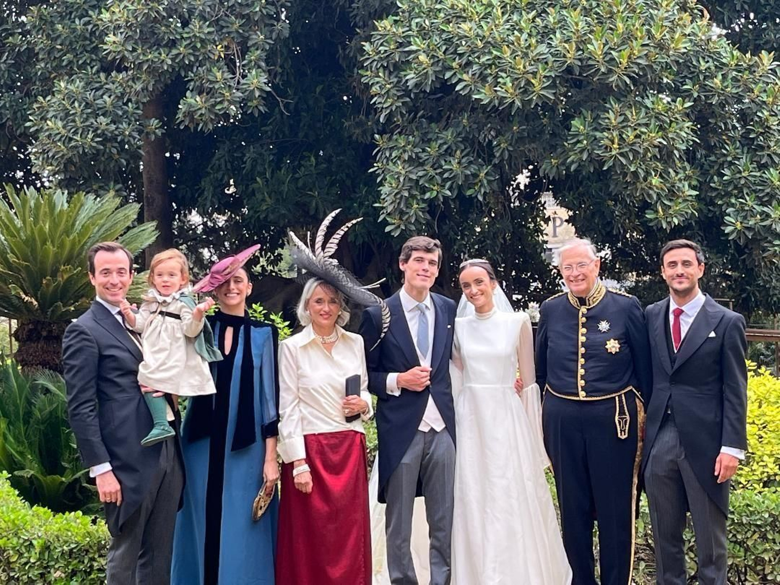 El nuevo matrimonio con Santiago Hornedo, Pilar Alabart, Pilar Clavería, el embajador Álvaro Alabart Fernández Cavada y Álvaro Alabart Clavería. El nuevo matrimonio con Santiago Hornedo, Pilar Alabart, Pilar Clavería, el embajador Álvaro Alabart Fernández Cavada y Álvaro Alabart Clavería.