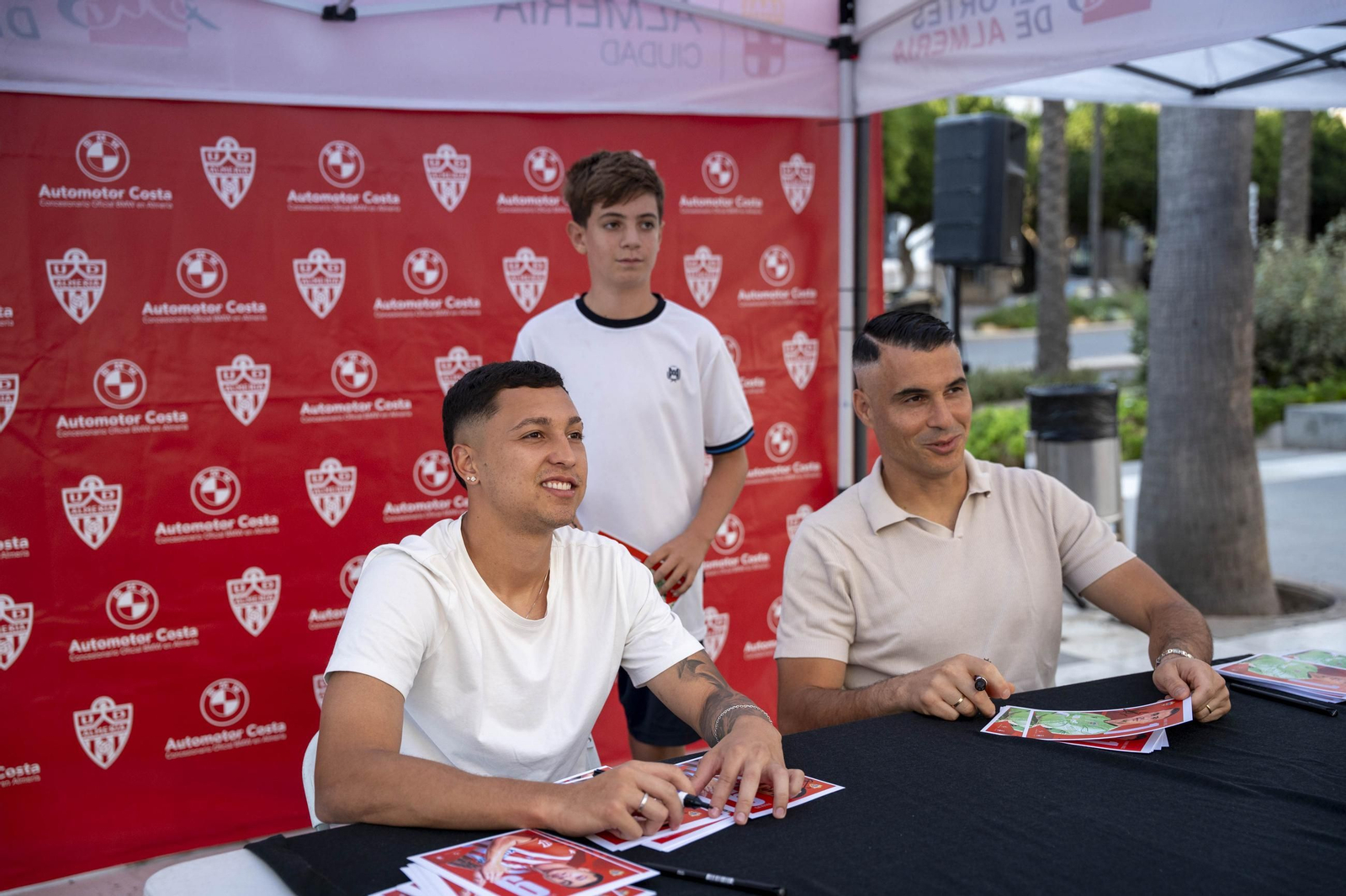 Los jugadores de la UDA Thalys y Andrés firman autógrafos