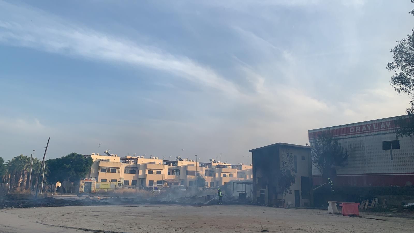 Los bomberos, con el incendio controlado.