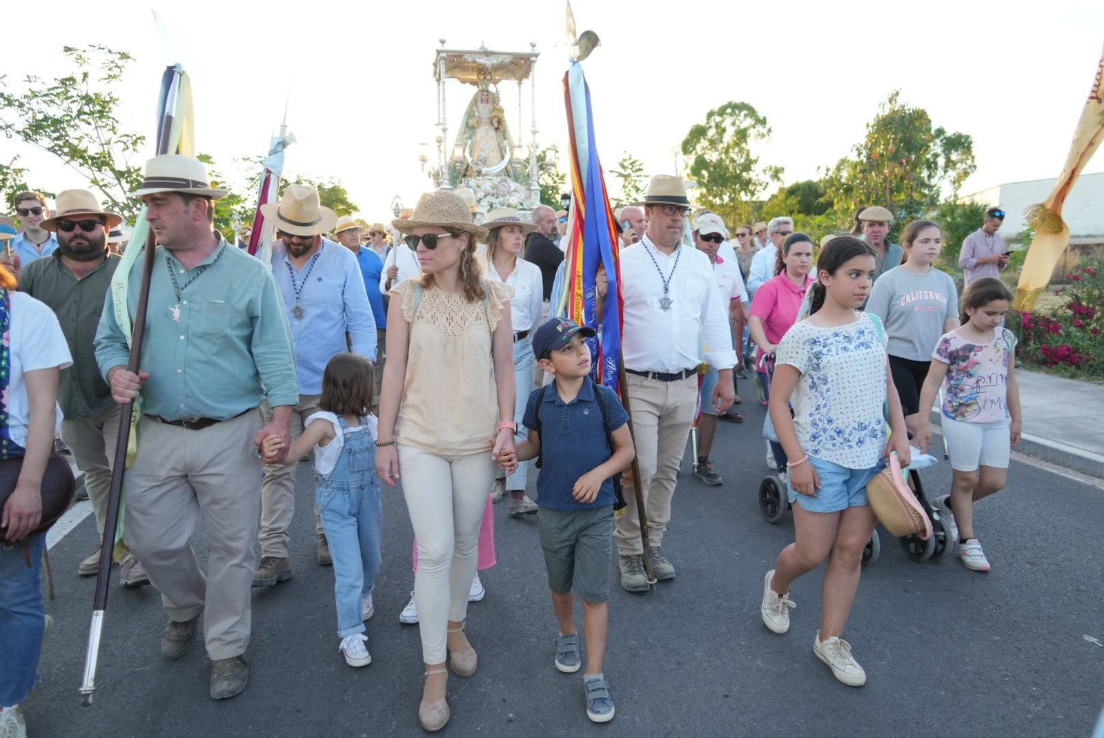 La romería de la Virgen de Luna del Lunes de Pentecostés en Villanueva de Córdoba, en imágenes