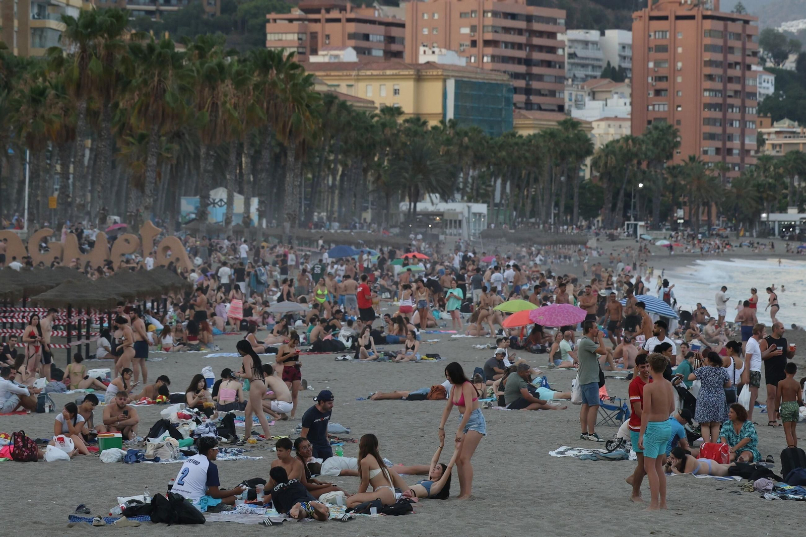 Así se vive la noche de San Juan en la playa de la Malagueta de Málaga, en fotos