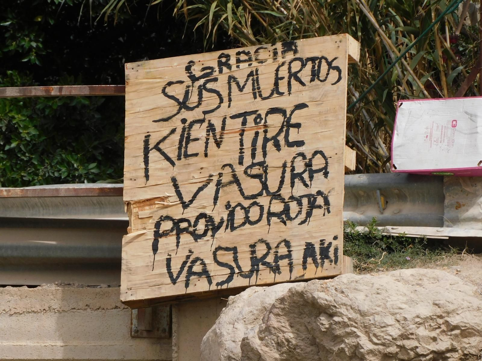 Cartel colocado por un vecino de Barranco Caballar, cansado del vertido ilegal de residuos junto a su casa.