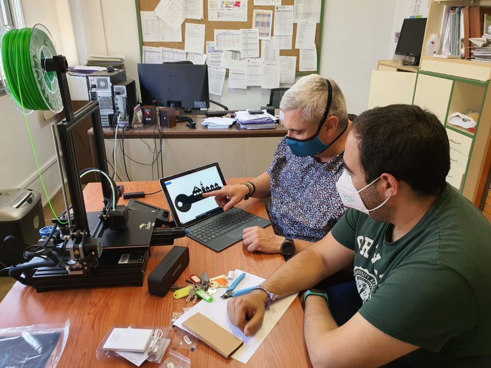 Representantes del proyecto muestran las llaves.