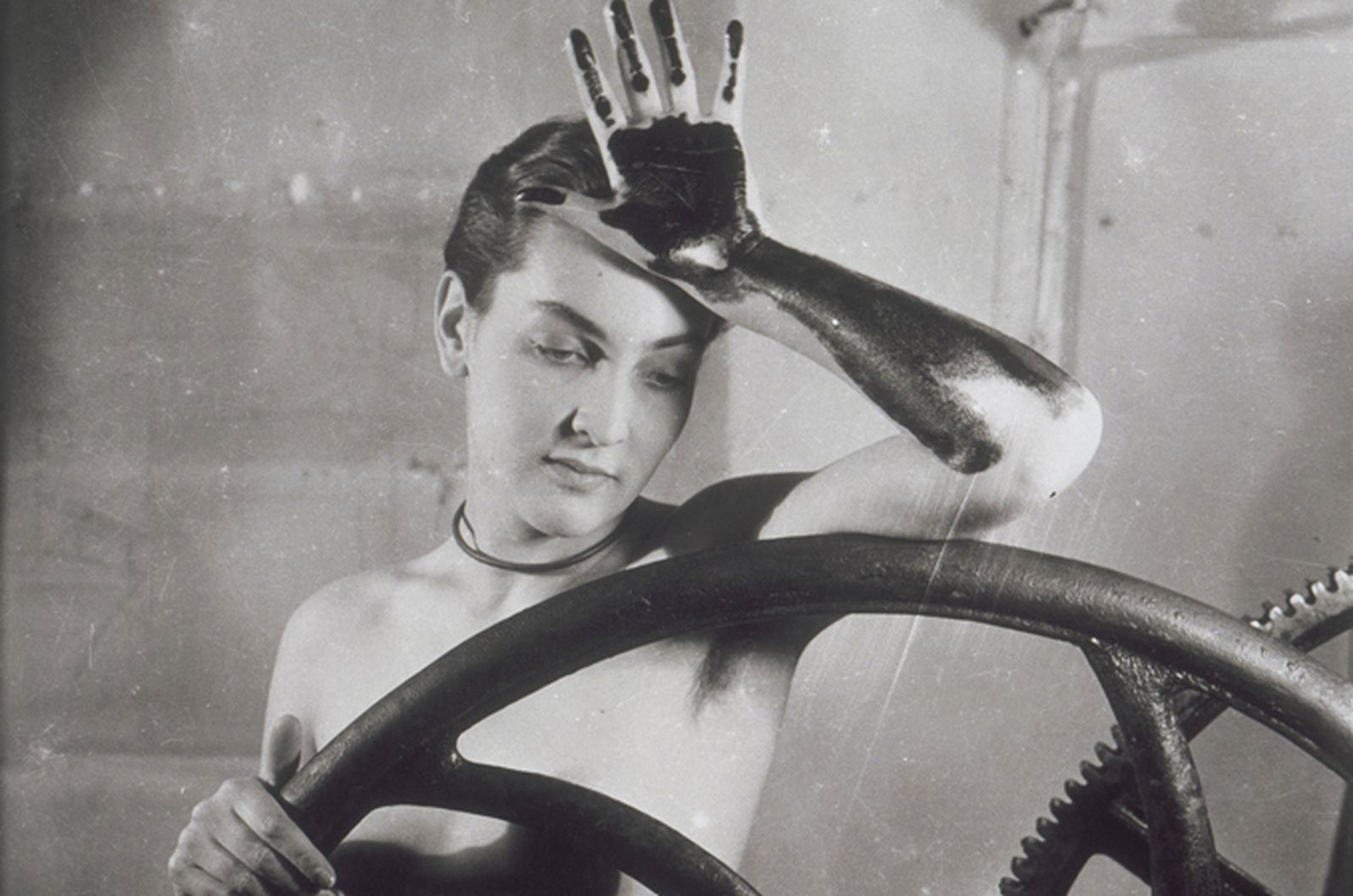 Meret Oppenheim, fotografiada por Man Ray.