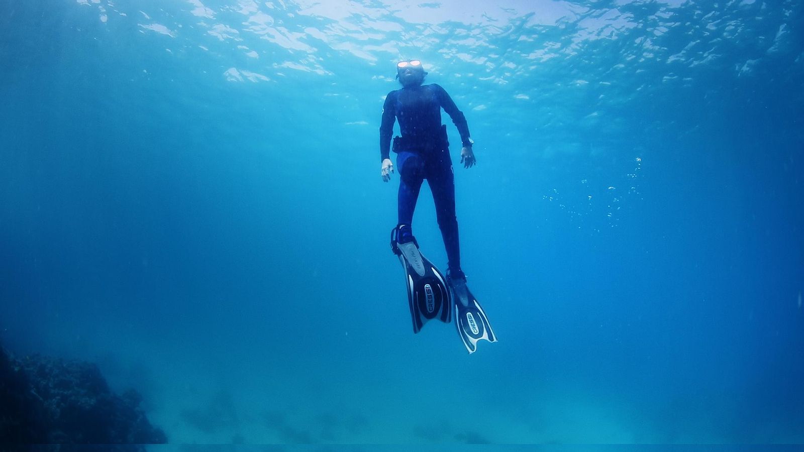 Un buceador en el Mar Rojo, en la costa de Yeda.