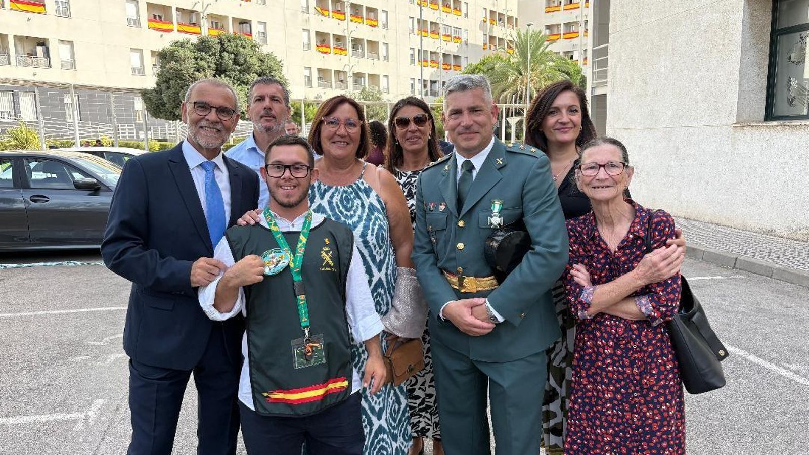 Alberto Gil junto a sus familiares tras finalizar el acto en el patio de la Comandancia.