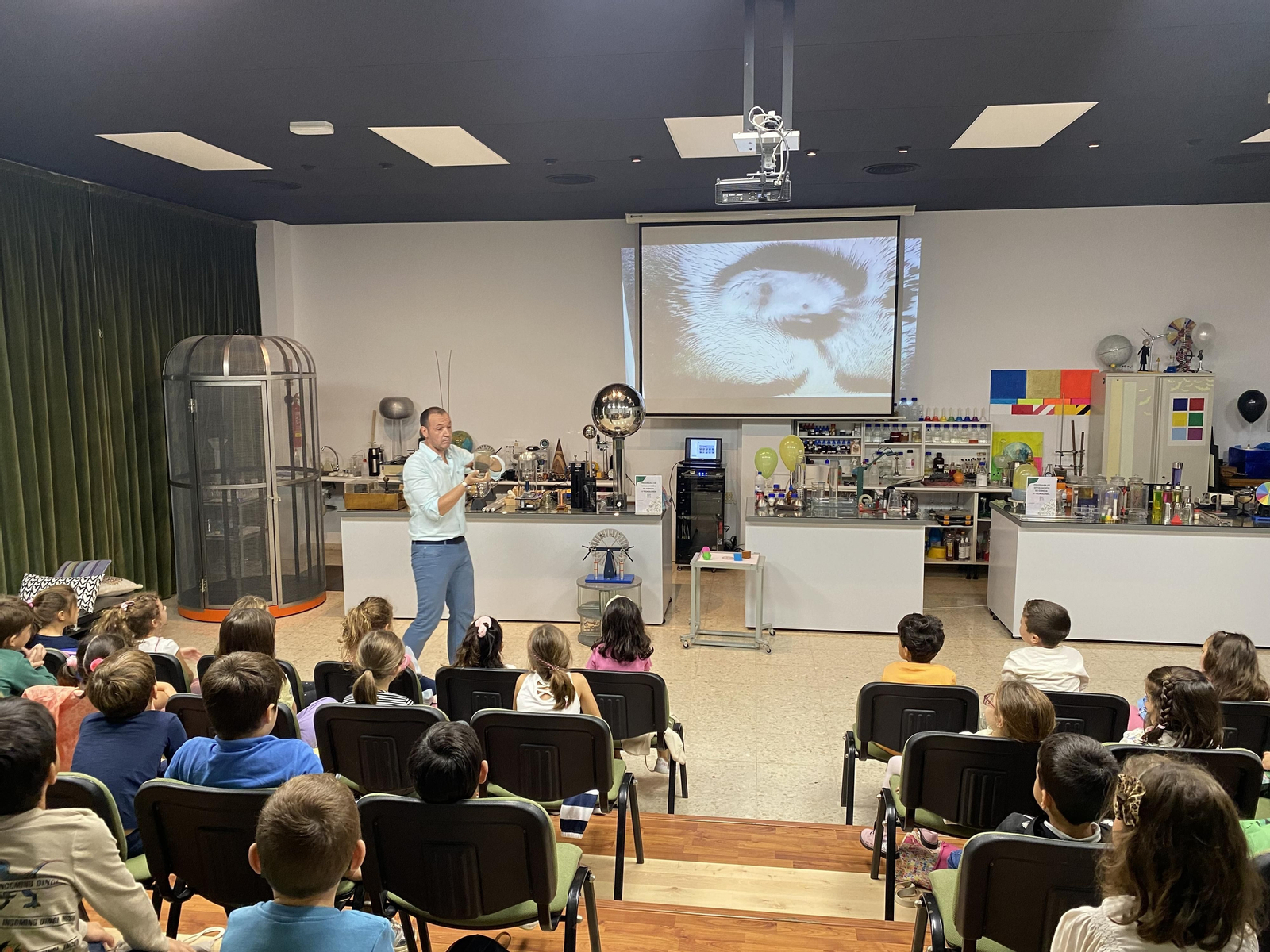 Alumnos del CEIP Paulo Freire en el primer día de visitas de Principia.