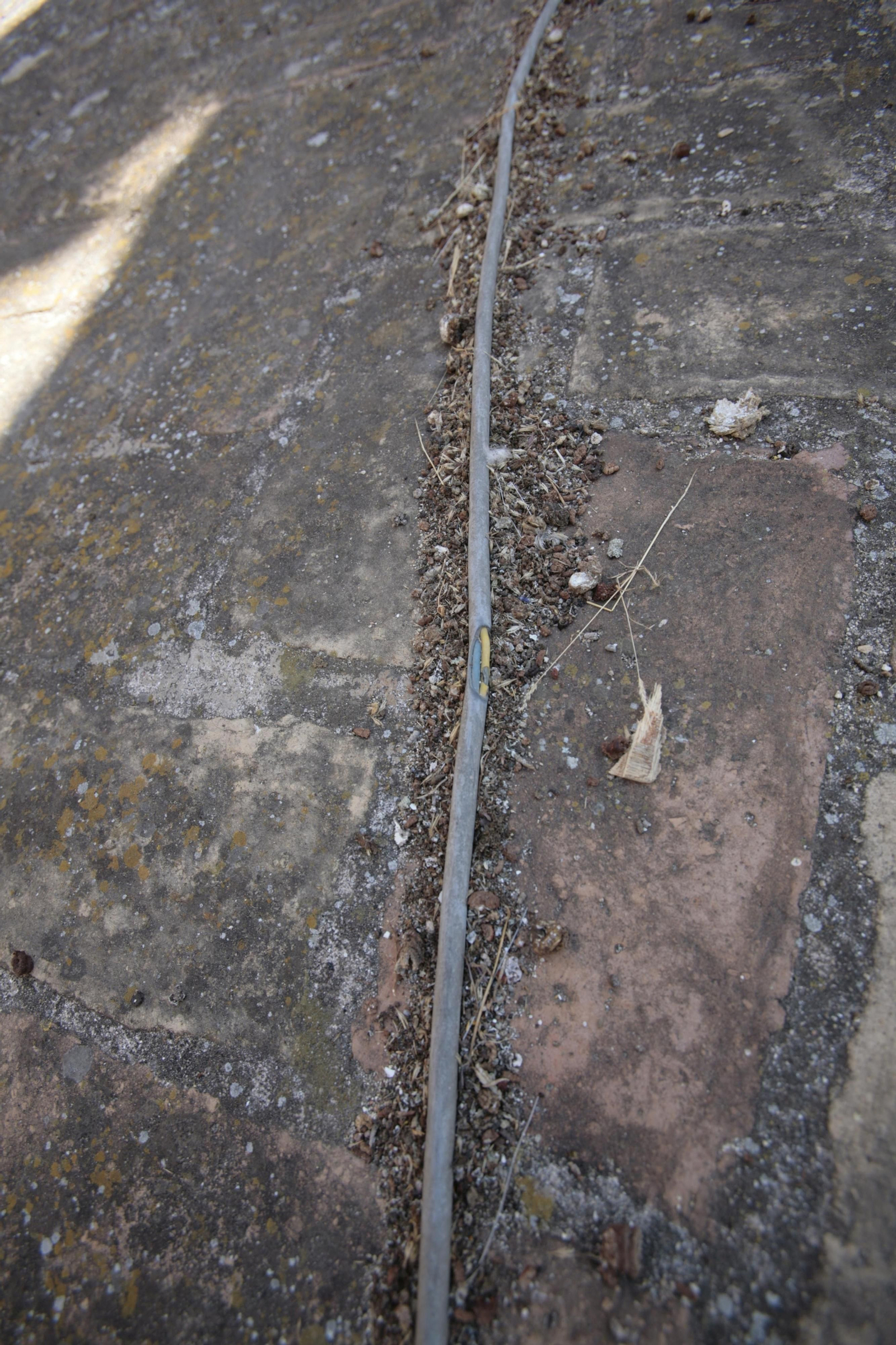 Uno de los cables que discurre por el suelo.