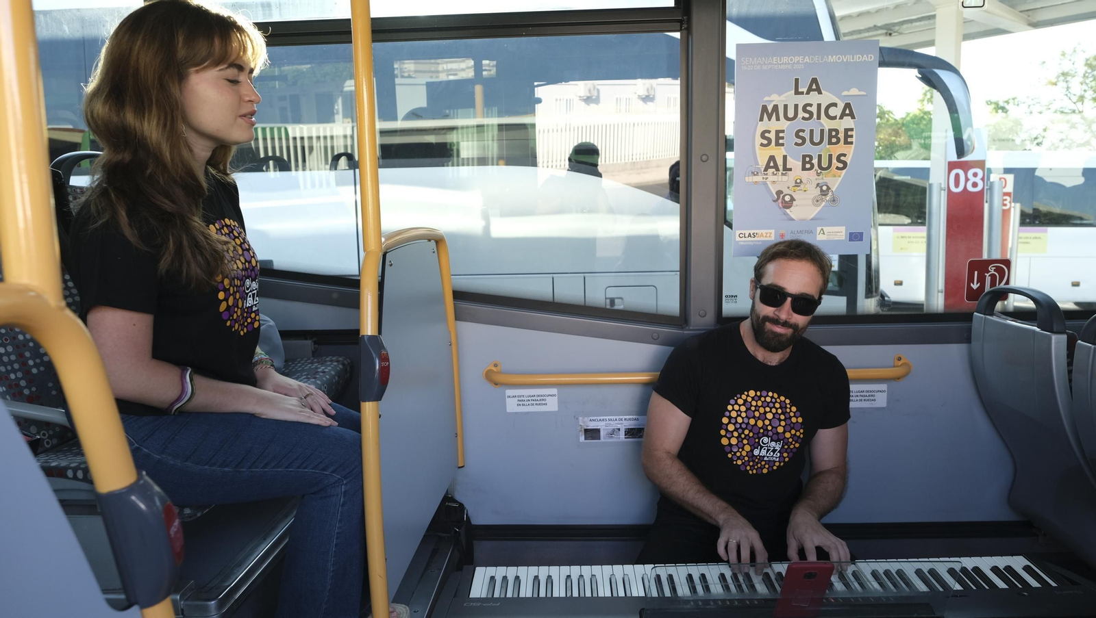La música sube al bus, en imágenes