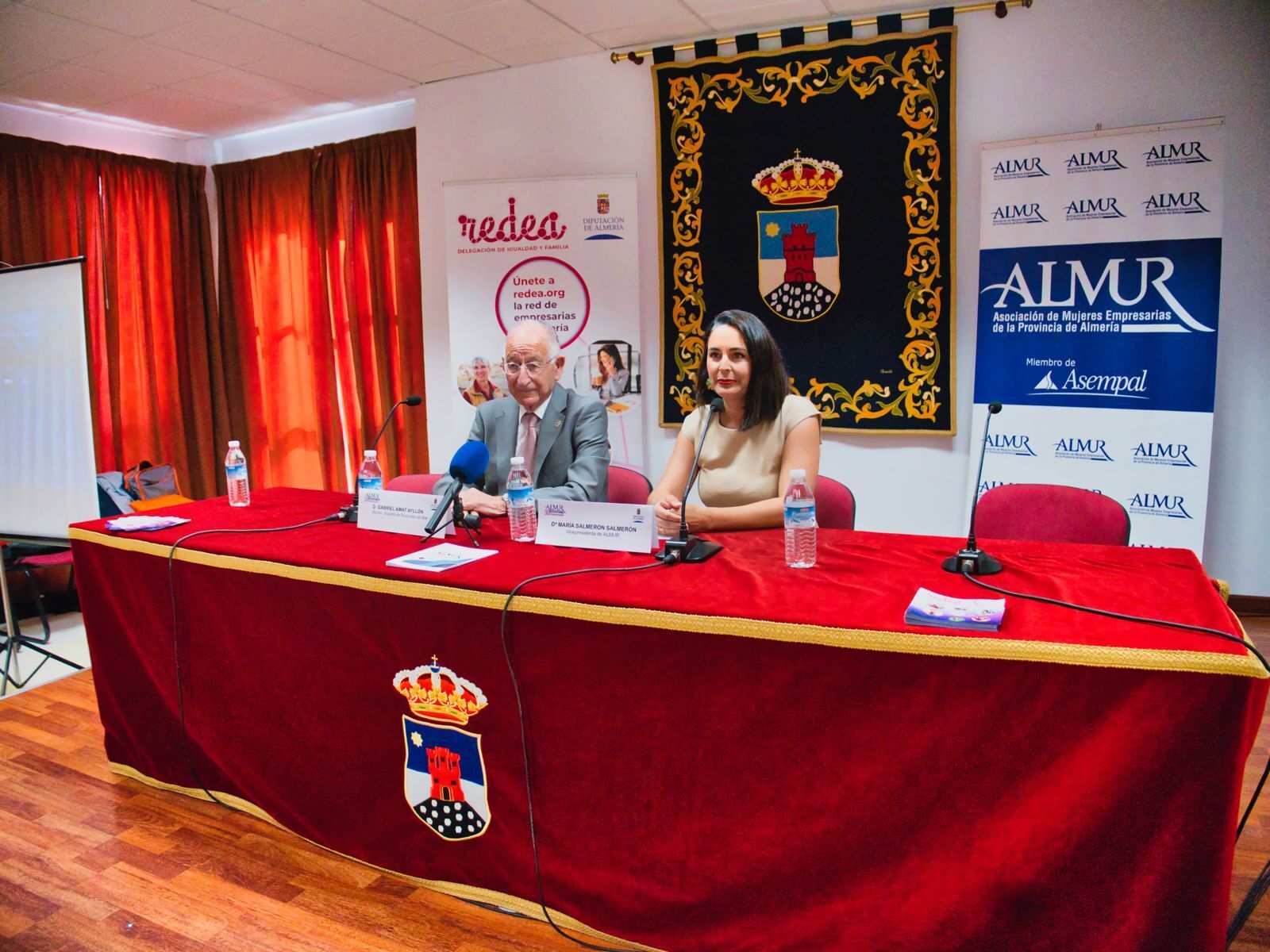 El alcalde de Roquetas, Gabriel Amat, junto a la vicepresidenta de Almur, María Salmerón.