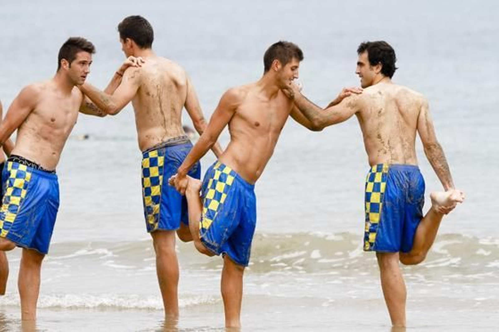 El Cádiz cambia el césped por la arena de la playa para seguir con su preparación para la temporada. 

Foto: Lourdes de Vicente