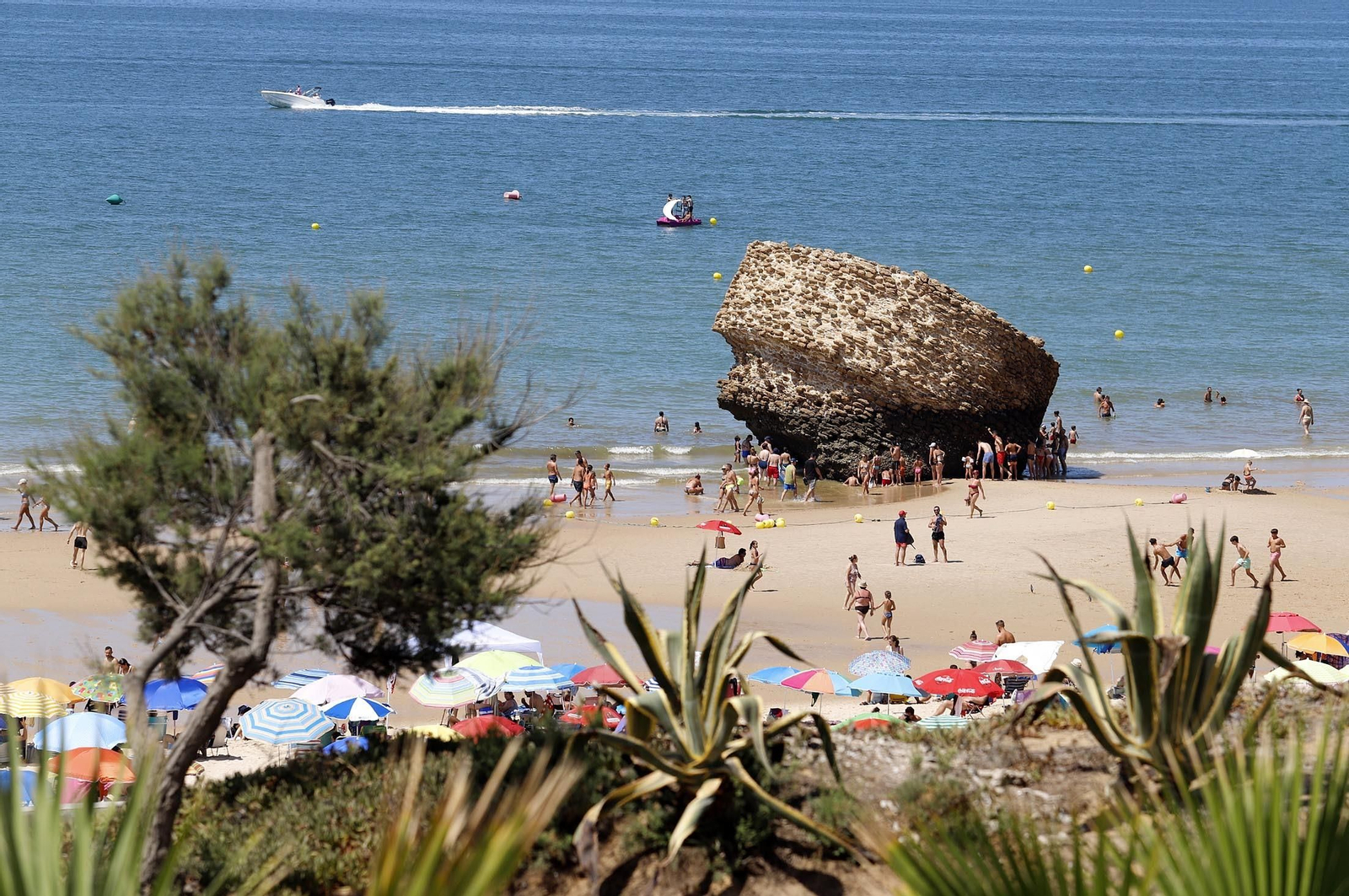 Imágenes de la playa de Matalascañas en un domingo caluroso