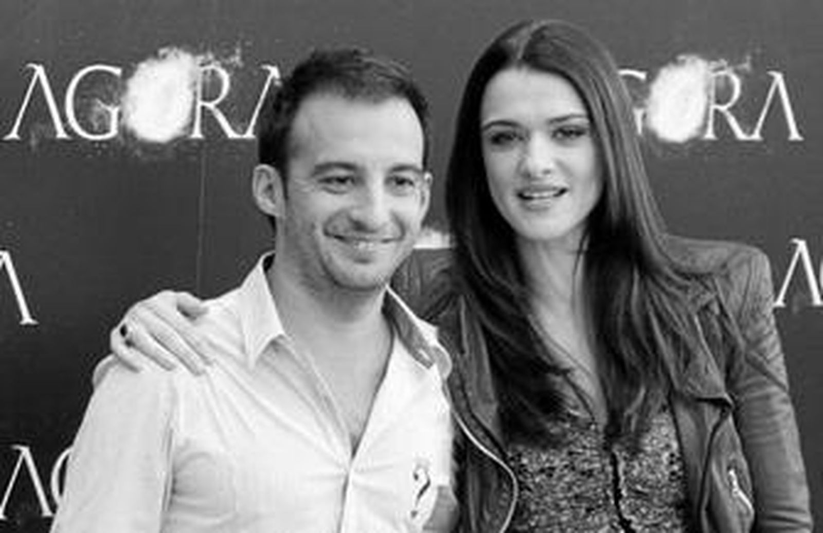 Alejandro Amenábar y Rachel Weisz, ayer, en Madrid.