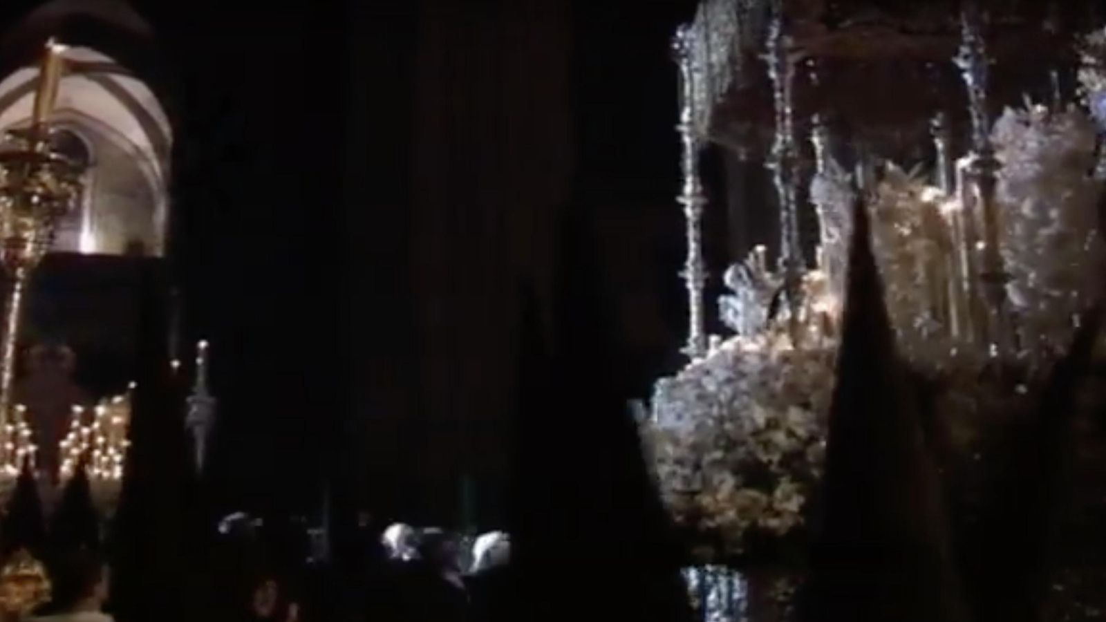 El palio de la Esperanza de Triana se dispone a girar hacia el de la Macarena.