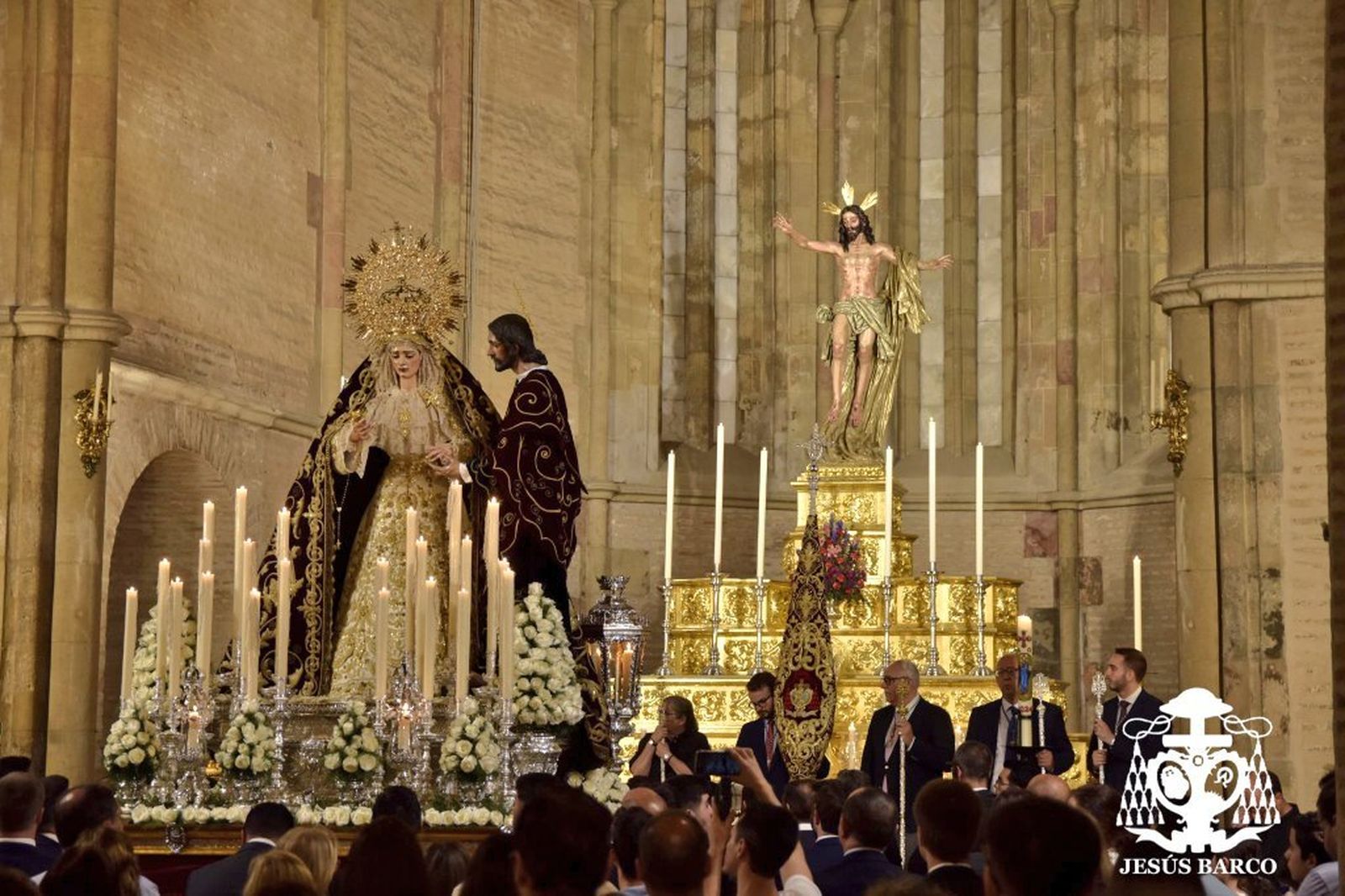 La dolorosa ante el Señor de la Resurrección