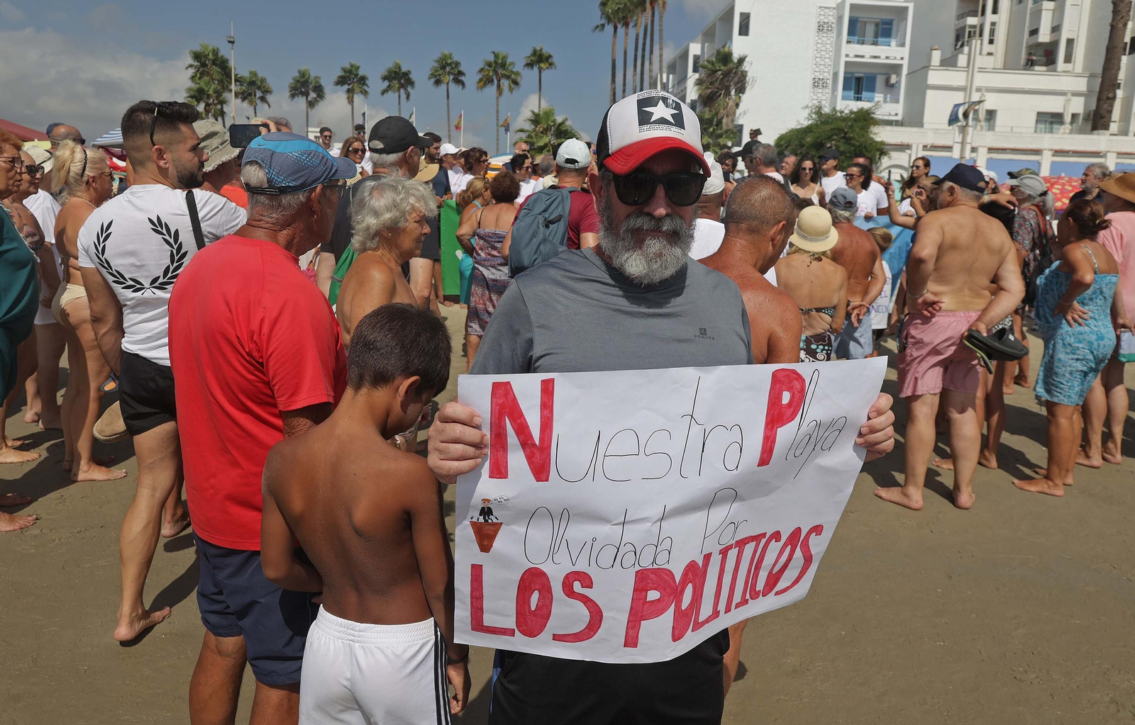 Fotos de la manifestación de la plataforma Salvemos El Rinconcillo y el grupo ecologista Verdemar en Algeciras