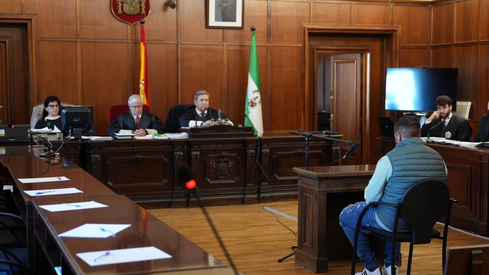 La bancada de los miembros del jurado preparada antes de empezar un juicio en la Audiencia de Sevilla.