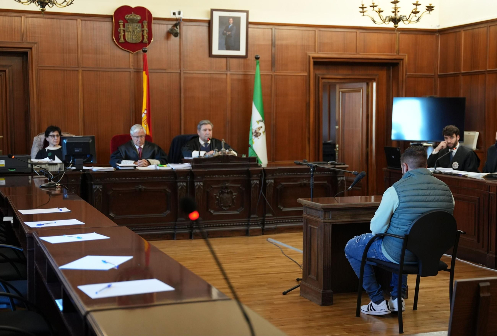 La bancada de los miembros del jurado preparada antes de empezar un juicio en la Audiencia de Sevilla.