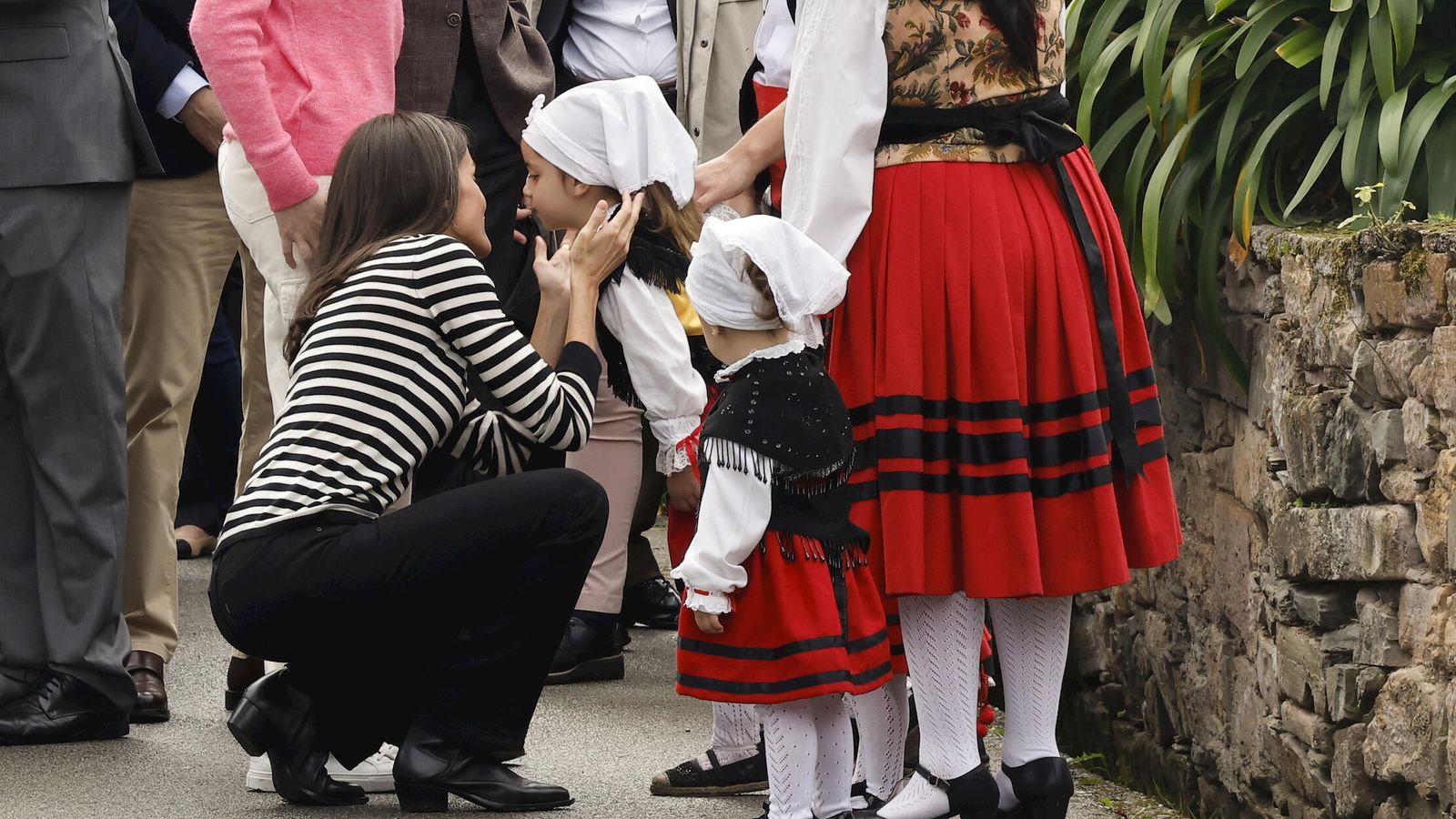 La Reina besa a una niña de Cadavedo