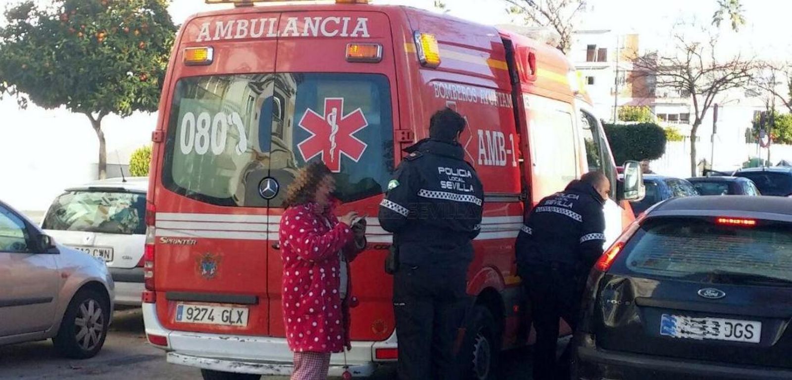 Una ambulancia en los alrededores del edificio desalojado por un incendio en la calle Real de la Jara.