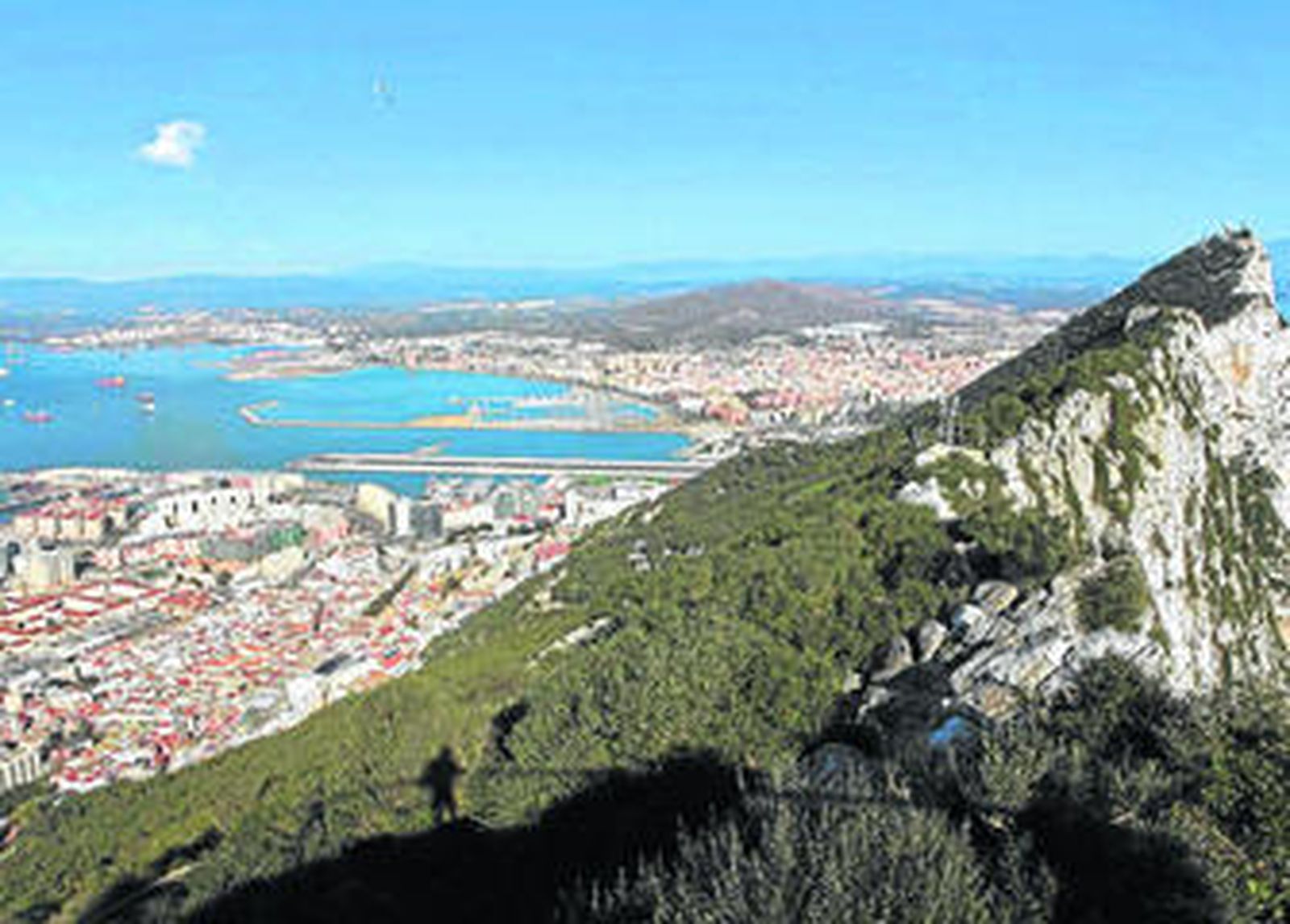 Imagen parcial del Peñón con la ciudad de Gibraltar abajo y, al fondo, los municipios de La Línea y San Roque.