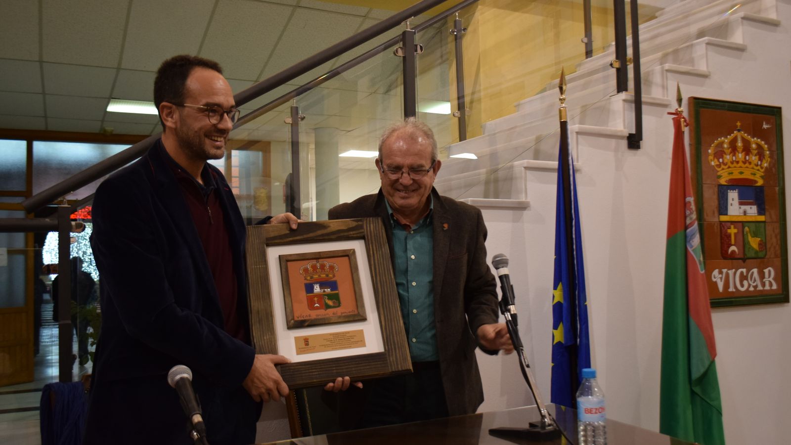 Antonio Bonilla hace entrega de una metopa a Antonio Hernando