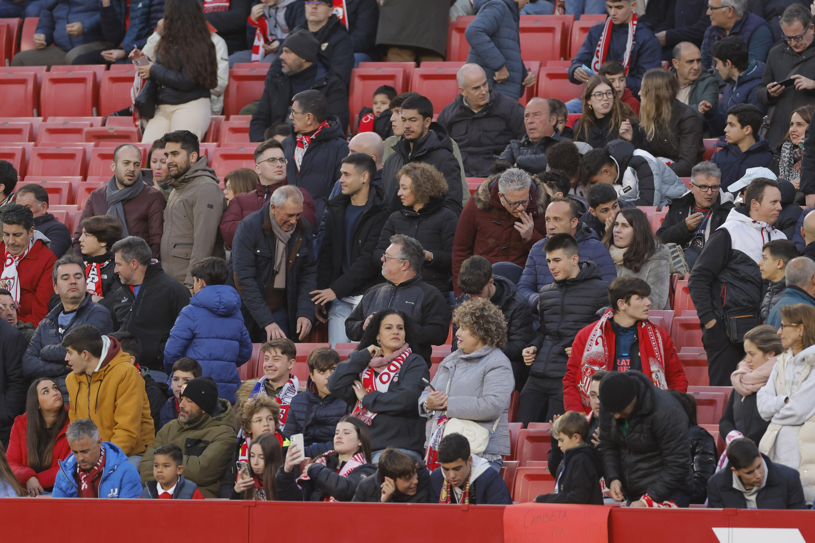 Búscate en las fotos del Sevilla-Elche