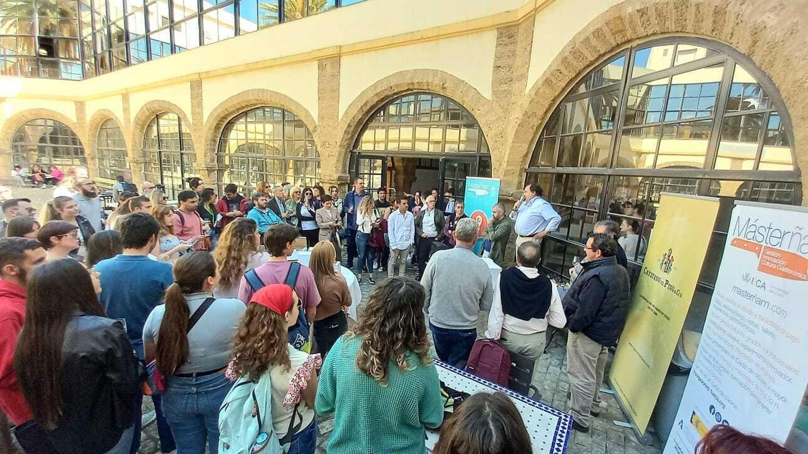 Un momento de la cata del amontillado de Cayetano del Pino, en Filosofía y Letras.