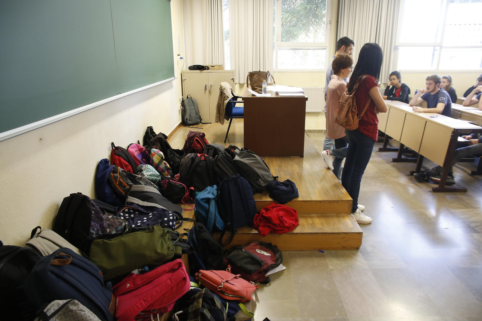 Se valora que los estudiantes puedan dejar sus mochilas debajo de la mesa.
