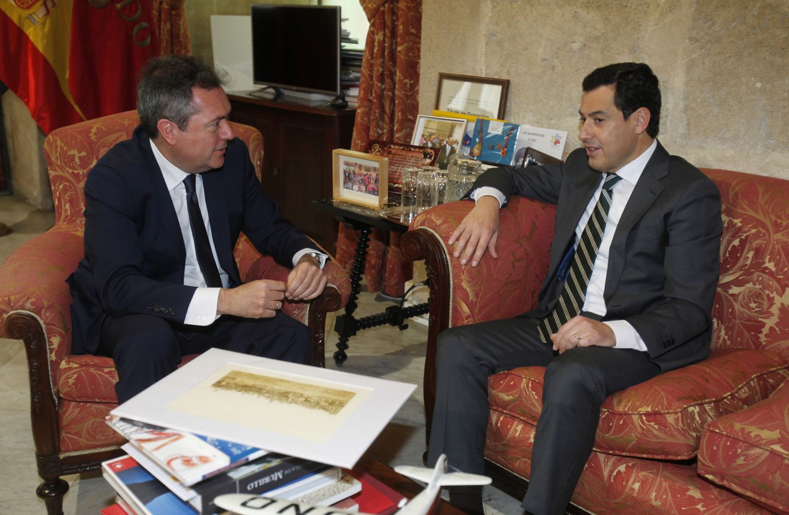 Espadas y Moreno charlan en el despacho del primer edil socialista.