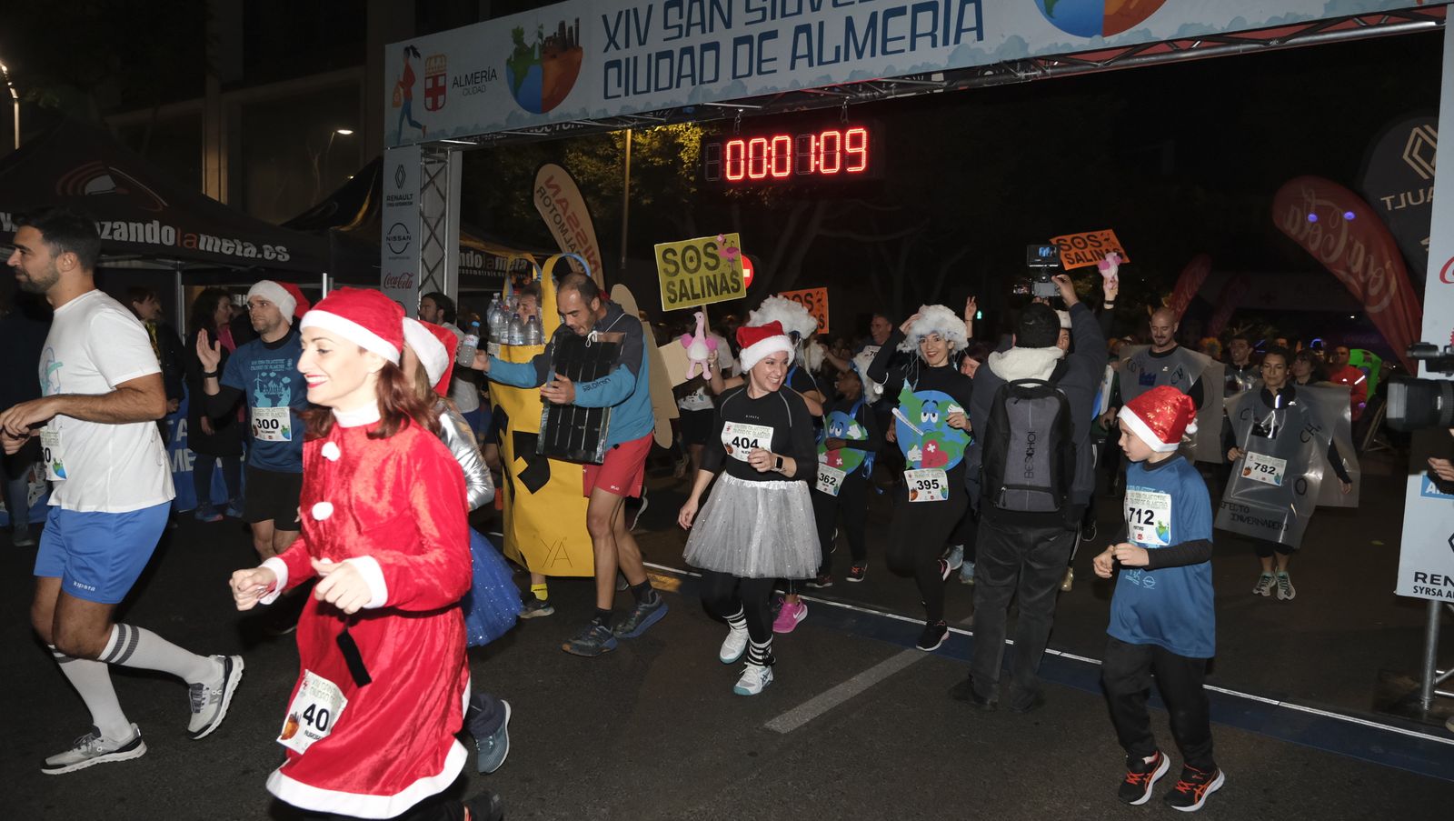 Imágenes de la XIV edición de la San Silvestre de Almería