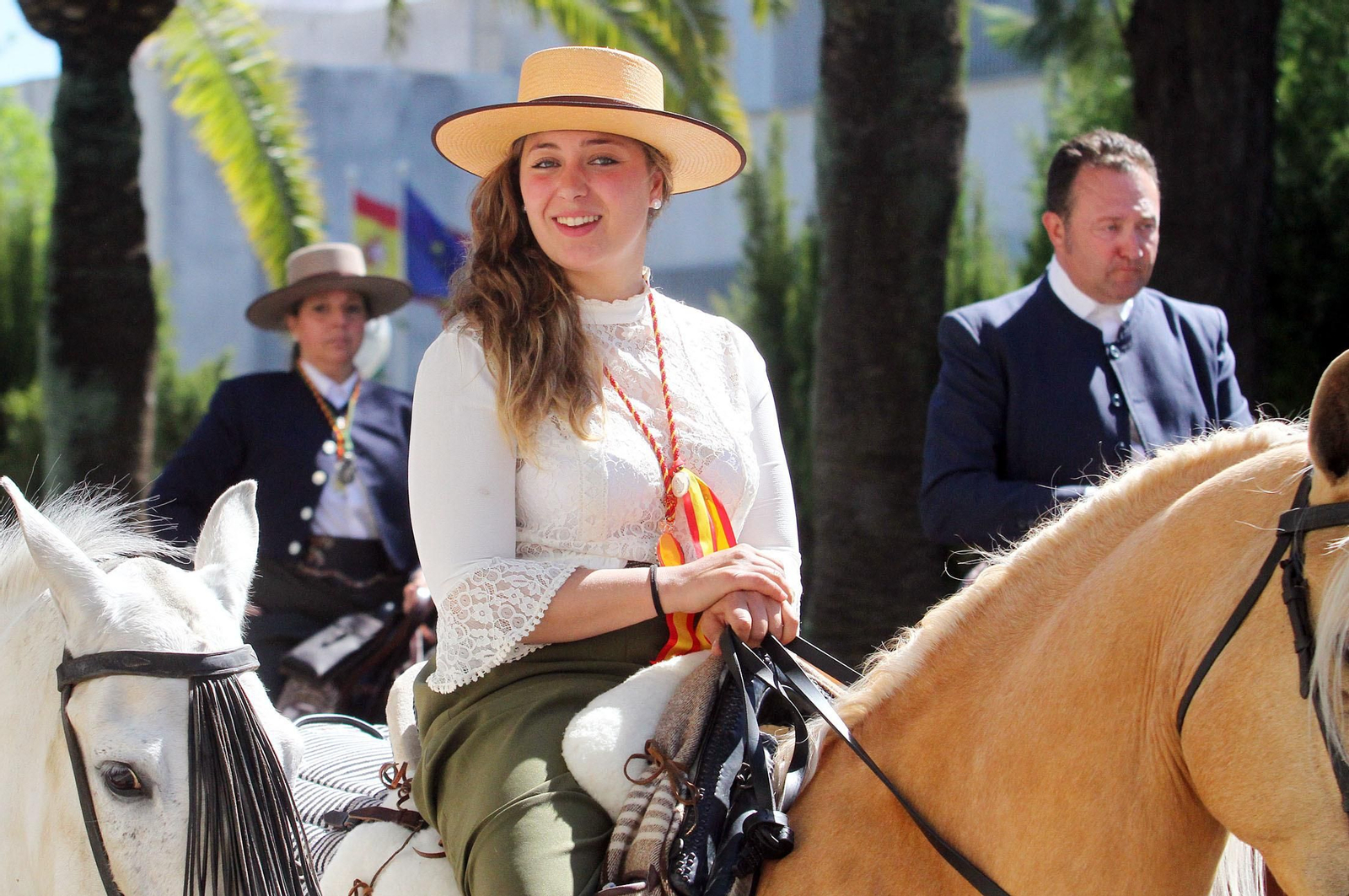 Imágenes de los caballistas, peregrinos a pie y carros de la Hdad de Emigrantes
