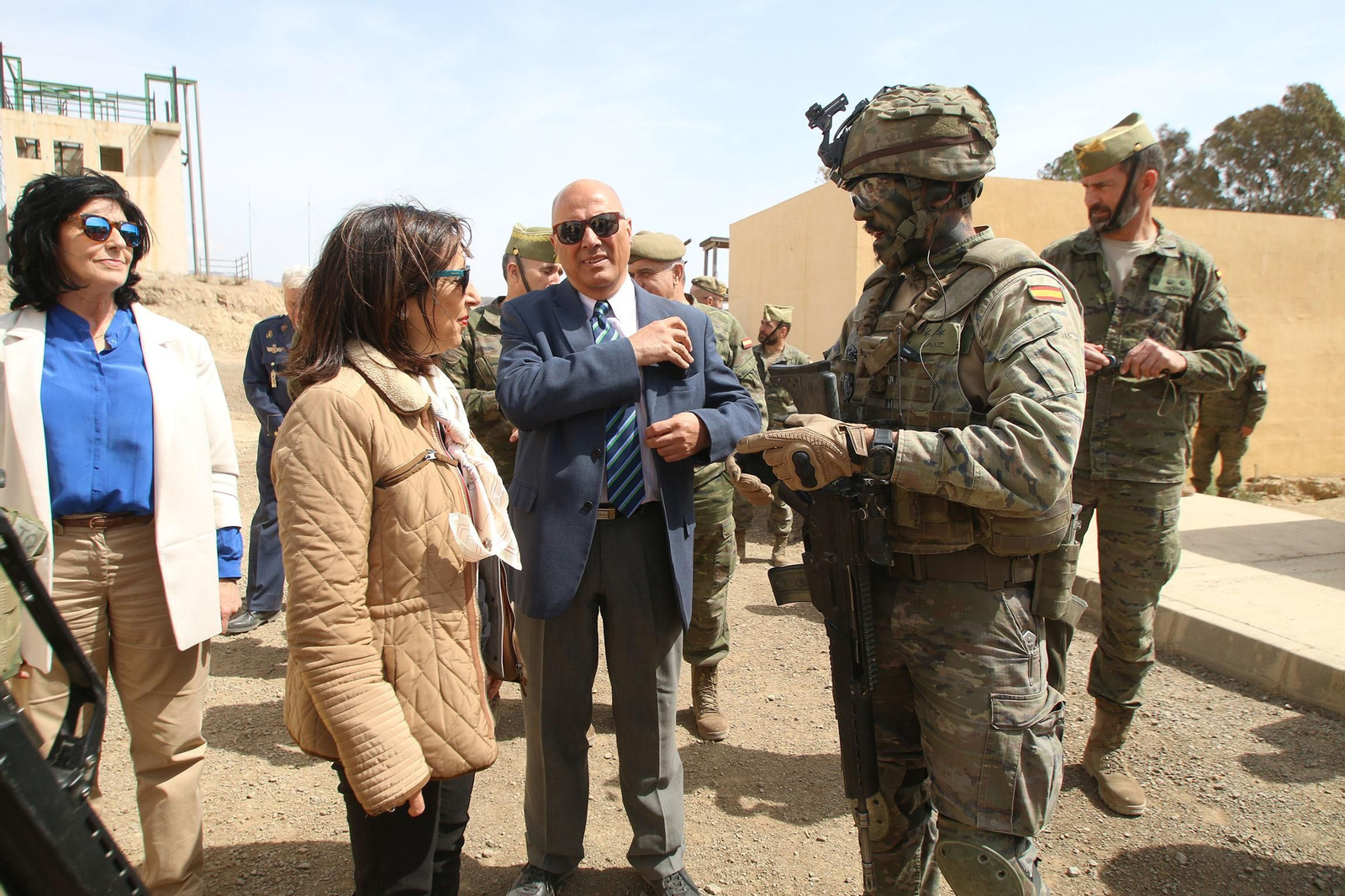 Imágenes de la visita de la ministra de Defensa a la base militar de Viator