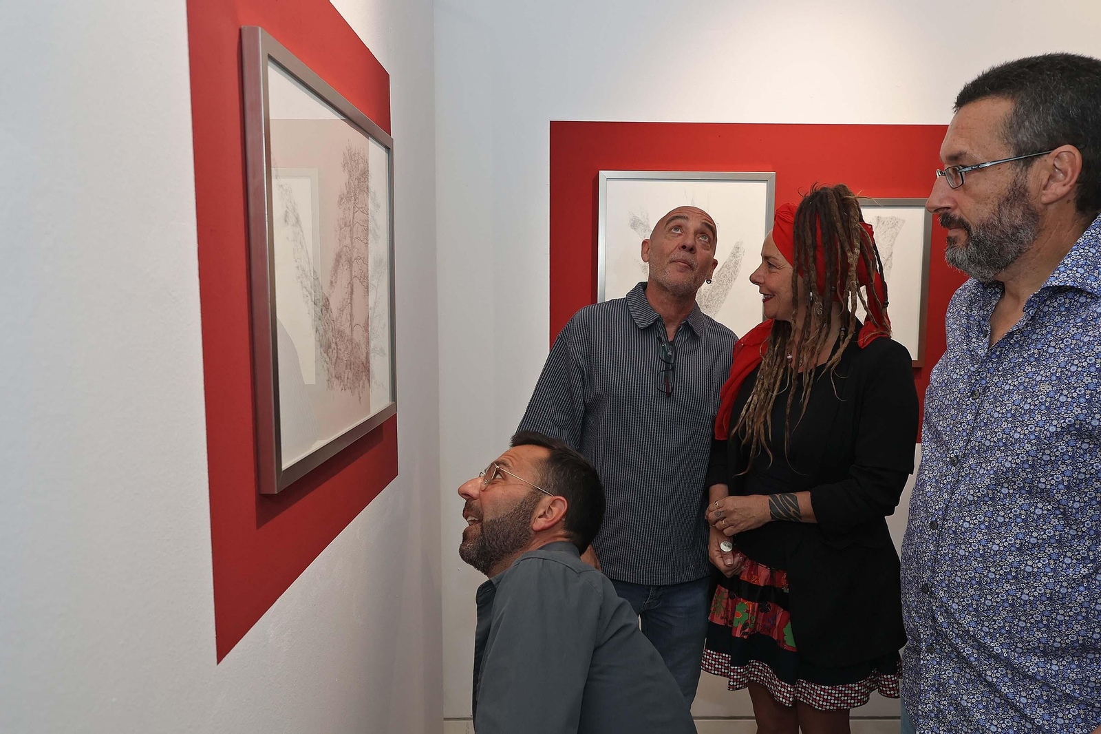 Imágenes de la inauguración de la exposición 'A punta de plata' de Javier Velasco en La Línea